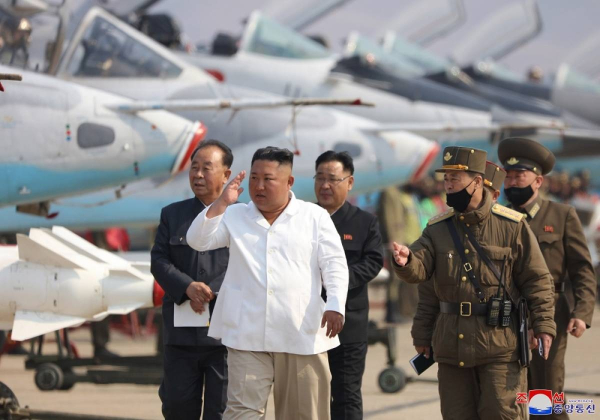 Ο Κιμ Γιονγκ Ουν απειλεί ξανά με πυρηνικό πόλεμο - Αερομαχίες με τη Νότια Κορέα