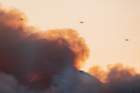 Η άνιση μάχη των εναέριων μέσων με τις τεράστιες φλόγες - Εικόνες αποκάλυψη της φωτιάς από το Ελ. Βενιζέλο