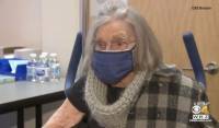 «Τώρα που έκανα το εμβόλιο, θα ξεσαλώσω» λέει γιαγιά 103 ετών
