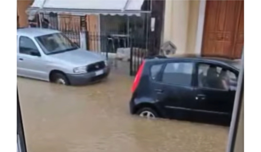 Κακοκαιρία Daniel - Εύβοια: Οδηγοί εγκλωβίστηκαν στο Αλιβέρι (Βίντεο)