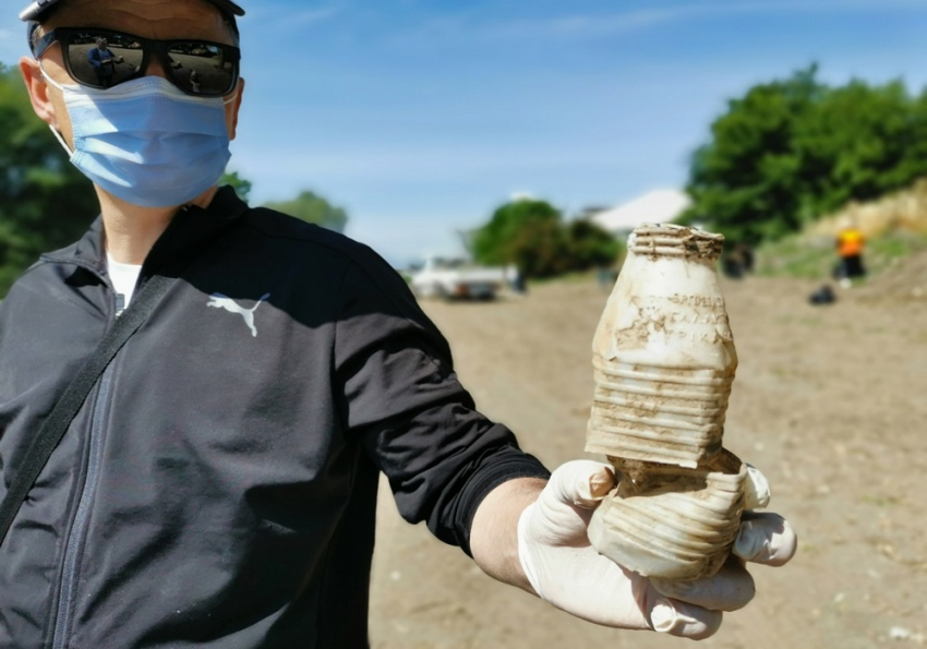 Τρίκαλα: Εθελοντές βρήκαν άθικτο πλαστικό μπουκάλι γάλα 40 ετών στην κοίτη του Αγιαμονιώτου ποταμού