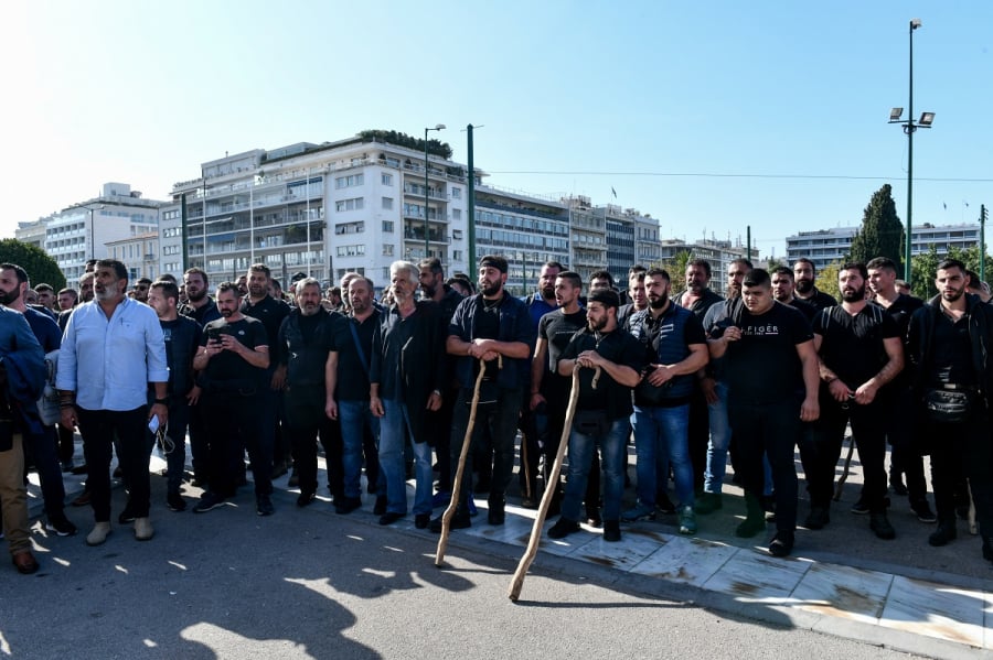 Έφεραν τις κατσούνες, ξέχασαν τις μάσκες: Στην Αθήνα 1.500 αγρότες και κτηνοτρόφοι