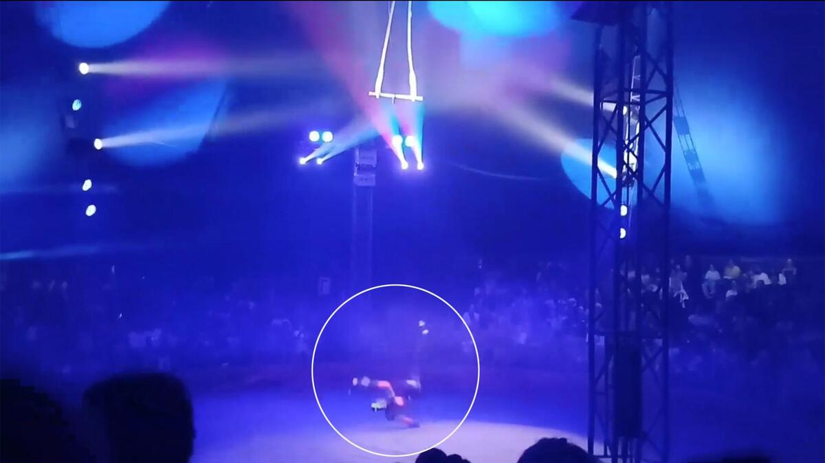 Σοκαριστικό βίντεο: Ακροβάτης τσίρκου προσγειώνεται με το κεφάλι πέφτοντας από τα 5 μέτρα