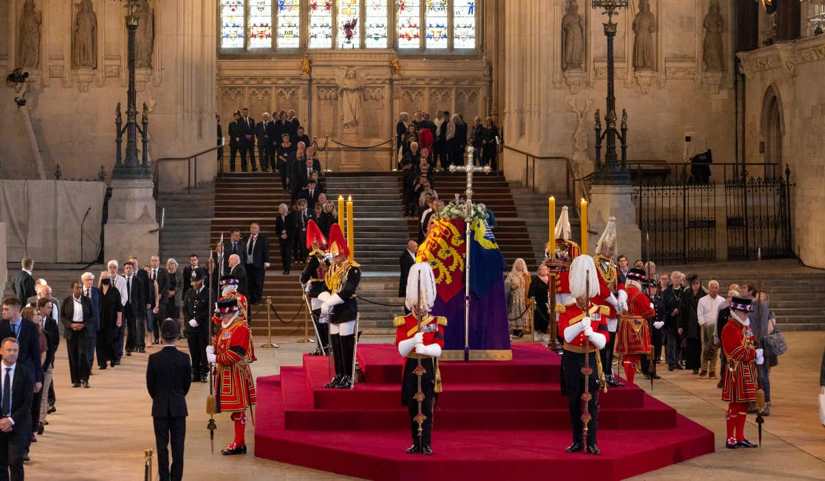 Bασίλισσα Ελισάβετ: Ξεκίνησε το λαϊκό προσκύνημα με ουρά 16 χιλιομέτρων - Live Streaming
