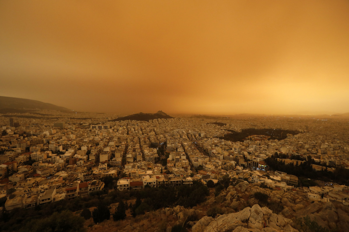 «Εκρηκτικό κοκτέιλ» σκόνης και ζέστης: Πότε υποχωρεί το φαινόμενο - Τι βλέπουν οι μετεωρολόγοι