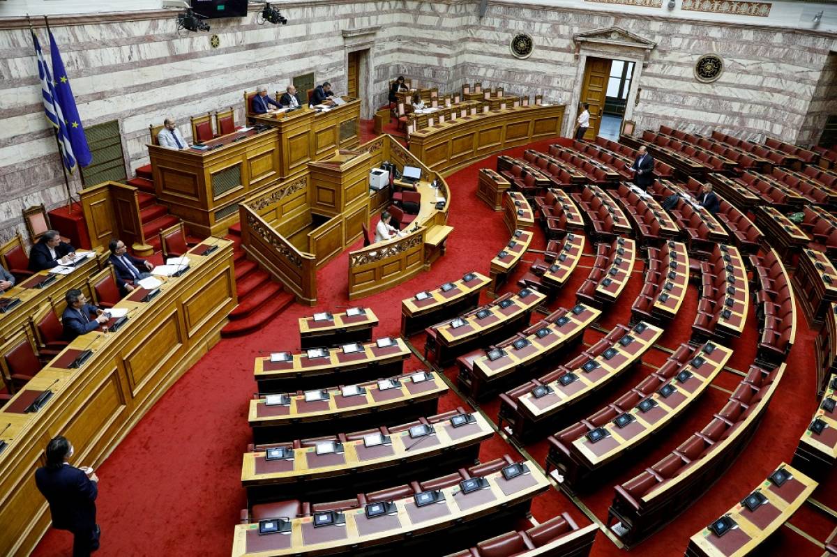 Βουλή: Στο «ψυγείο» βάζει η ΝΔ τη συζήτηση των συμφωνιών με Β. Μακεδονία