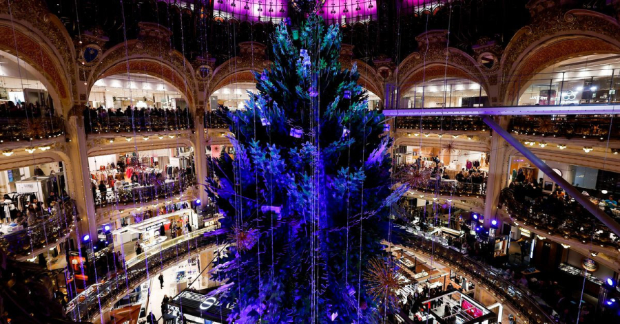 Παρίσι: Φωταγωγήθηκε το χριστουγεννιάτικο δέντρο στις Galeries Lafayette εν μέσω διαμαρτυριών