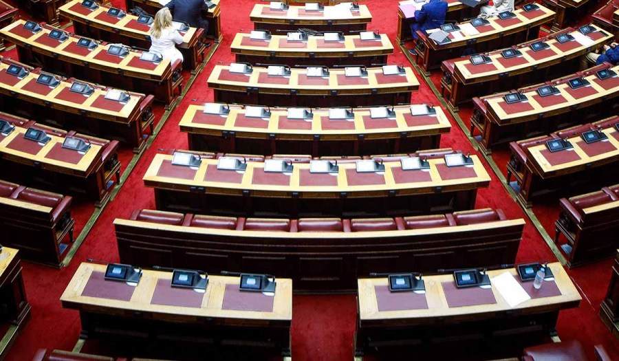 Παραμένουν ανεμβολίαστοι «5-6 βουλευτές» - Είσοδος στη Βουλή με δυο τεστ ανά εβδομάδα