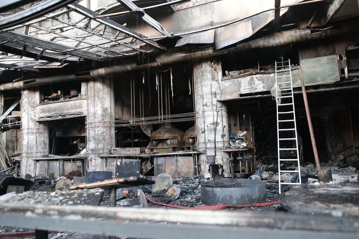 Νέα Σμύρνη: Εικόνες καταστροφής στο εστιατόριο μετά τη φωτιά - Συγκλονιστικό βίντεο