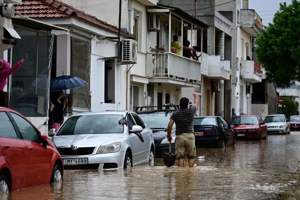 Βόλος: Κατάσχεσαν τους τραπεζικούς λογαριασμούς πλημμυροπαθούς