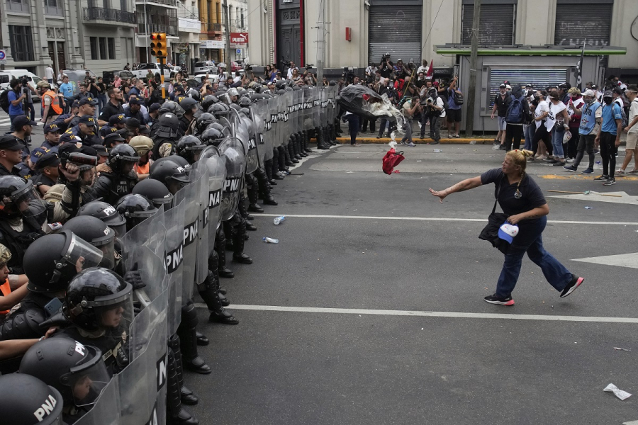 «Το όριο είναι η πείνα»: Διαδηλώσεις κατά του Μιλέι και τη «θεραπεία του σοκ» στην Αργεντινή