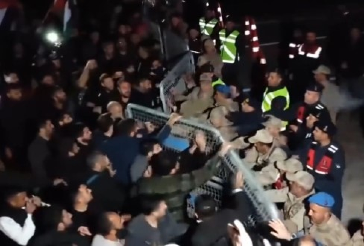 Τούρκοι διαδηλωτές επιχείρησαν να σπάσουν οδόφραγμα που οδηγεί σε νατοϊκή βάση - Συγκλονιστικό βίντεο