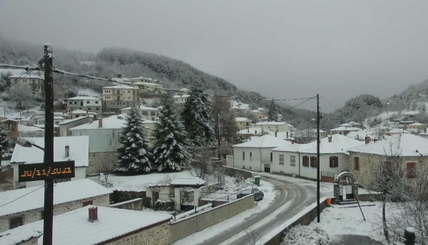 Καιρός: Έπεσαν τα πρώτα χιόνια σε Φλώρινα και Μακεδονία