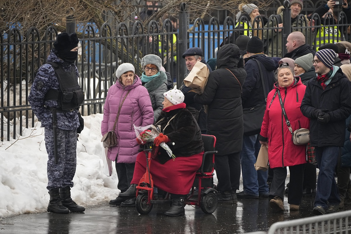 Η κηδεία Ναβάλνι στη Μόσχα: Πλήθος κόσμου έξω από την εκκλησία - Ισχυρές αστυνομικές δυνάμεις