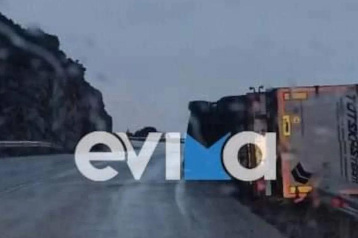 Σοκαριστικό τροχαίο στην Εύβοια - Νταλίκα κρεμάστηκε σε γκρεμό (Φωτογραφία)