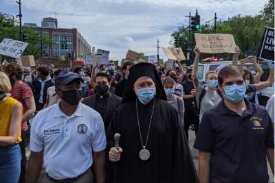 Σε διαδήλωση για τον Τζορτζ Φλόιντ ο αρχιεπίσκοπος Αμερικής Ελπιδοφόρος