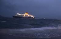 Βίντεο: Μάχη με τα κύματα έδωσε το Blue Star Delos για να «δέσει» σε λιμάνι