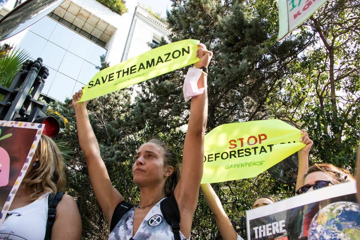 Greenpeace: Διαμαρτυρία για τον Αμαζόνιο στην πρεσβεία της Βραζιλίας