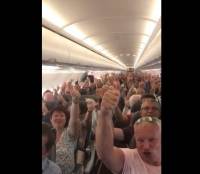 Δάκρυα στην τελευταία πτήση της Thomas Cook ⎯ Η συγκινητική κίνηση των επιβατών (video)
