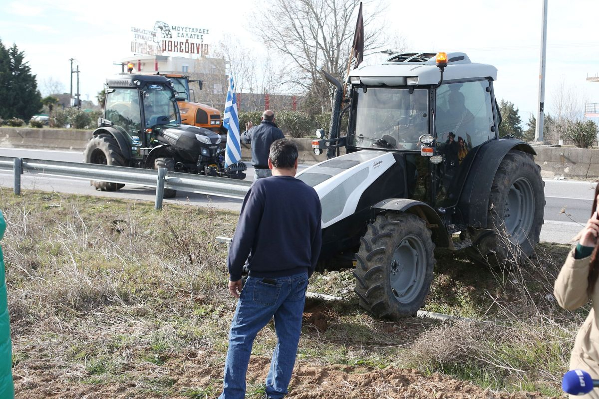 Μπλόκο της Αστυνομίας στους αγρότες της Χαλκιδικής: Πέρασαν με τα τρακτέρ μέσα από τα χωράφια