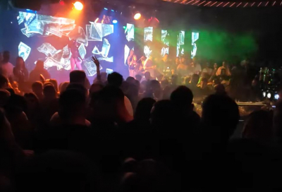 Ξέφρενα πάρτι με εκατοντάδες Έλληνες στο Μπάνσκο - Δείτε τα βίντεο