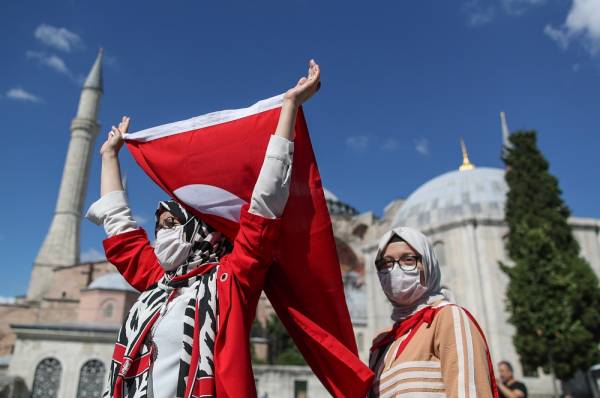 Αγία Σοφία: Τούρκοι πανηγυρίζουν την μετατροπή σε τζαμί με σημαίες στο δρόμο