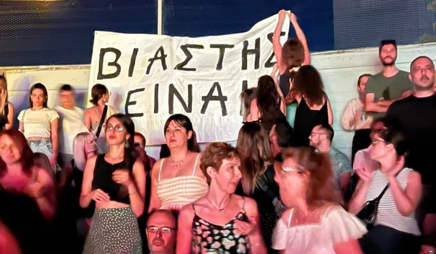 Δημήτρης Λιγνάδης: «Βιαστής είναι» - Πανό και στη συναυλία του Σωκράτη Μάλαμα στη Λάρισα