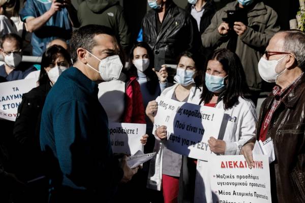 Τσίπρας: Επιτελικό ρουσφέτι οι ουρές υπουργών και γενικών γραμματέων για selfie με το εμβόλιο
