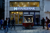 Τρεις κρατικές τράπεζες διακόπτουν τη λειτουργία του ρωσικού συστήματος πληρωμών «Mir»