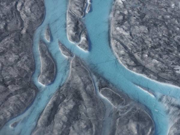 Το πλάνο από ψηλά δείχνει να έχουν σχηματιστεί ποτάμια στη Γροιλανδία, ένα σημάδι ότι οι πάγοι λιώνουν ανησυχητικά 
