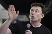 Ο Έλον Μασκ τρολάρει τον Μπάιντεν: «Απλά αγόρασε ένα Tesla»