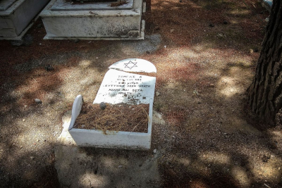 Φρίκη στο Γ’ Νεκροταφείο Αθηνών: Έσπασαν οστεοφυλάκια και άρπαξαν οστά