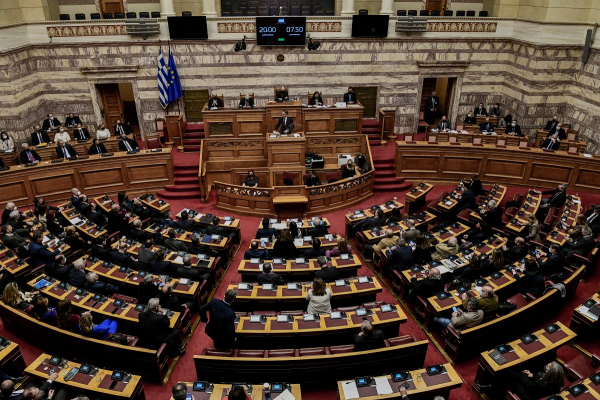 Βουλή: Απορρίφθηκε η πρόταση μομφής - 156 «κατά» και 142 «υπέρ», μια ψήφος «παρών»