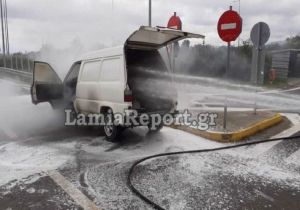 Φθιώτιδα: Συναγερμός για βανάκι που άρπαξε φωτιά στην εθνική οδό
