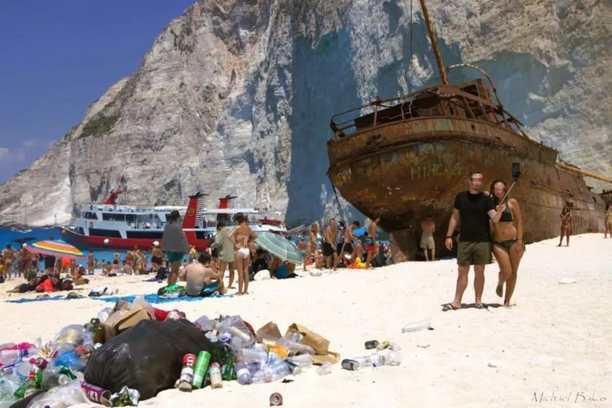 Εικόνα θλίψης στη Ζάκυνθο: Γεμάτη σκουπίδια η παραλία «Ναυάγιο»