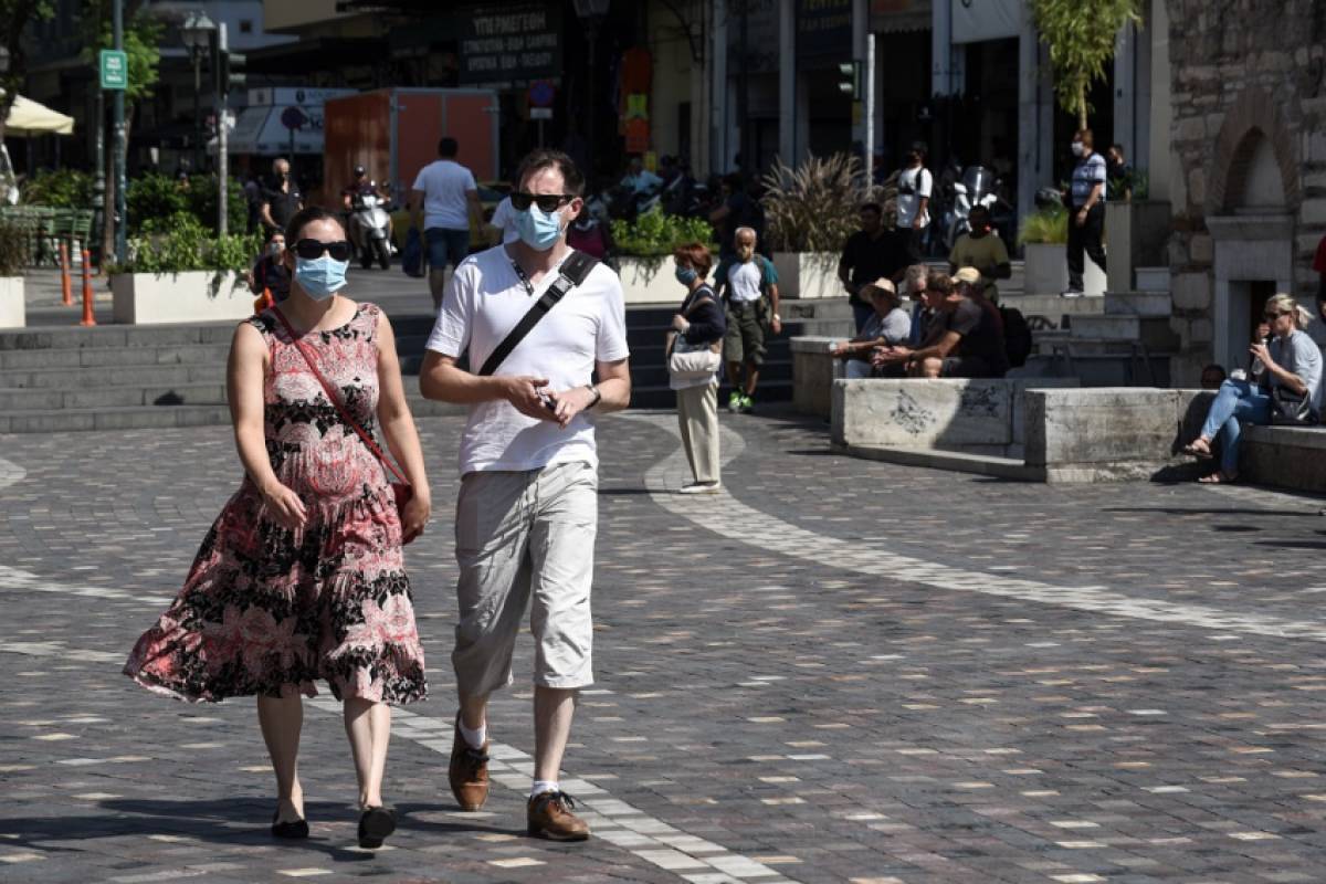 Κρούσματα στην Αττική: Επόμενο μέτρο η χρήση μάσκας σε όλους τους εξωτερικούς χώρους