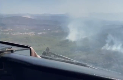 Φωτιά στη Μάνδρα: Η βουτιά του Canadair στις φλόγες - Δείτε βίντεο μέσα από το αεροπλάνο