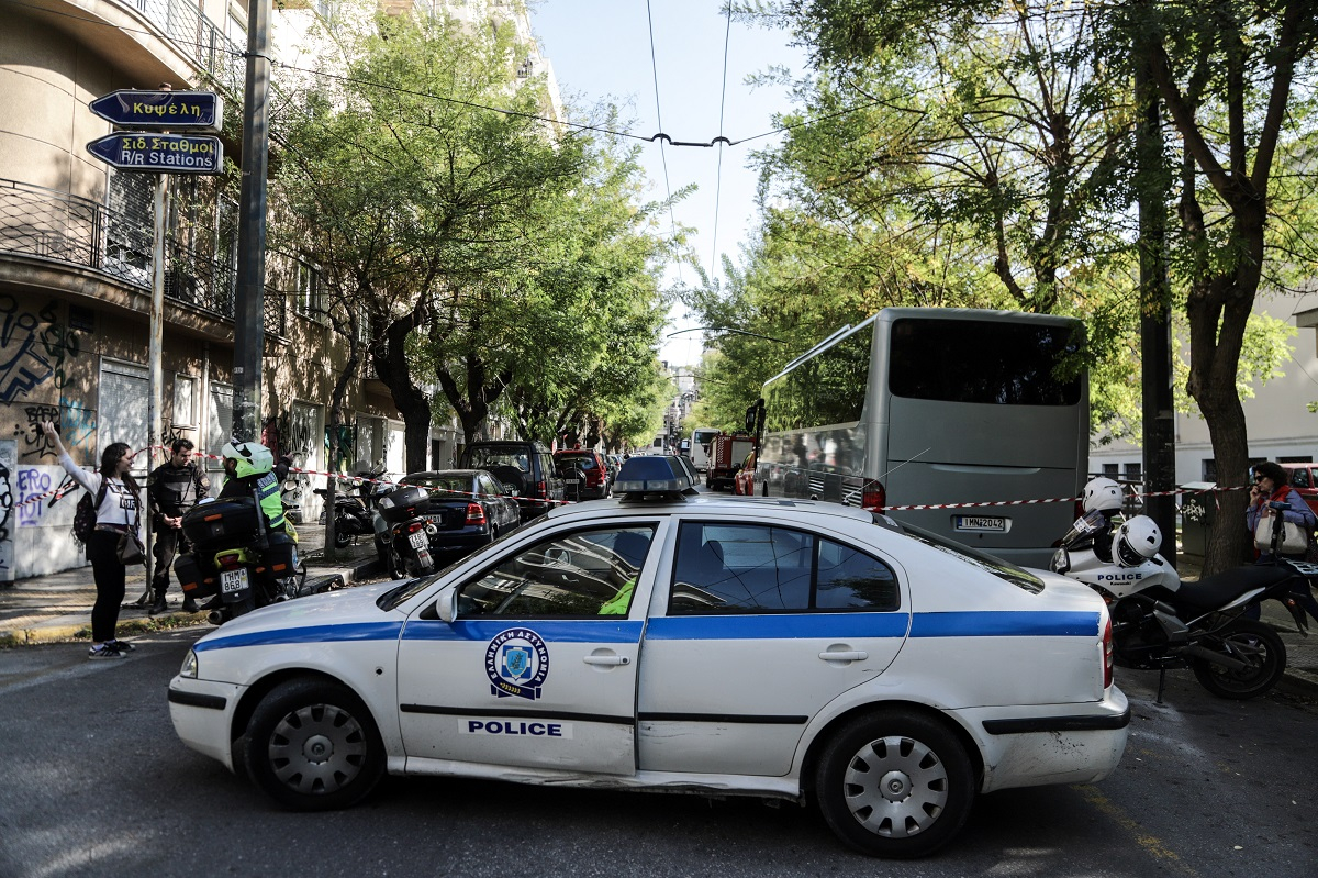 Εξάρχεια: Καίγονται αυτοκίνητα στο κέντρο της Αθήνας - Αναφορές ότι ακούστηκε δυνατός κρότος (βίντεο)