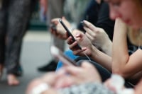 Κοινωνική φοβία: Όταν το Internet αντικαθιστά τις ανθρώπινες σχέσεις - Η ασθένεια της ψηφιακής εποχής μας