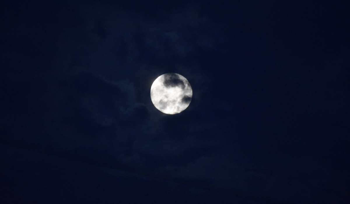 Πανσέληνος Ιουνίου: Ορατό σήμερα το Φεγγάρι της Φράουλας