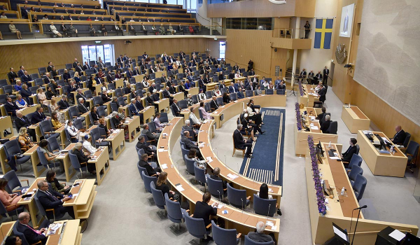 Τα κοινοβούλια της Φινλανδίας και της Σουηδίας εξετάζουν τις αιτήσεις για ένταξη στο ΝΑΤΟ