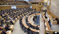 Τα κοινοβούλια της Φινλανδίας και της Σουηδίας εξετάζουν τις αιτήσεις για ένταξη στο ΝΑΤΟ