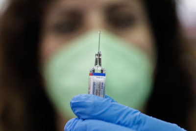 Εμβόλια κορονοϊού - ΕΟΦ: 63 θάνατοι στην Ελλάδα και 1.633 παρενέργειες