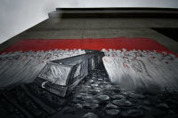 Τέμπη: Η συγκλονιστική τοιχογραφία μνήμης για τα θύματα στον τόπο της τραγωδίας