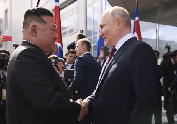 Στο πλευρό του Πούτιν ο Κιμ Γιονγκ Ουν: «Υποστηρίζω τον ιερό πόλεμο σας με τη Δύση» - Ξεναγήθηκε στο Κοσμοδρόμιο