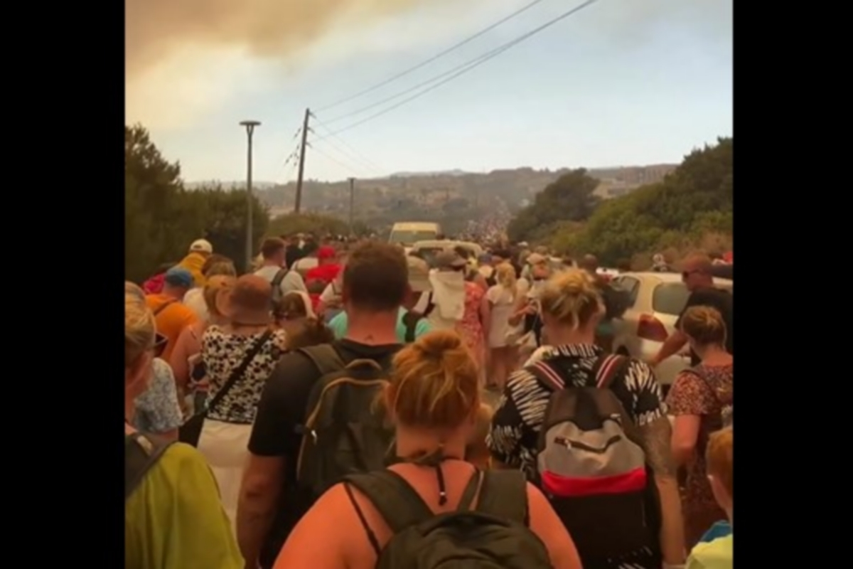 Φωτιά στη Ρόδο: Συγκλονιστικές εικόνες από την εκκένωση ξενοδοχείων (βίντεο)