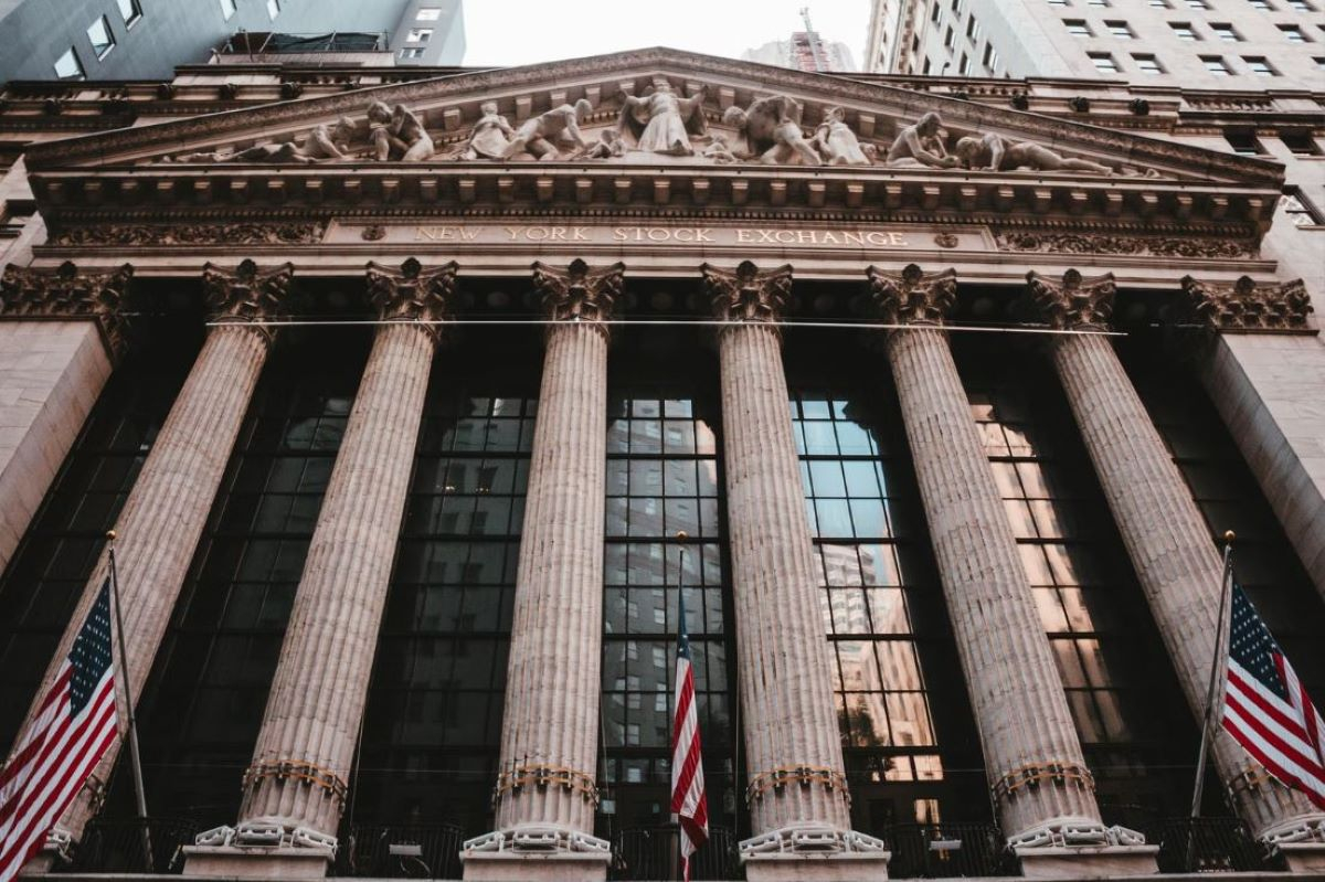 Χάος στη Wall Street: Βουλιάζουν οι μετοχές, στα ύψη τα ομόλογα