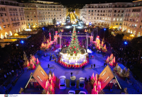 Η Θεσσαλονίκη έβαλε τα γιορτινά της: 100.000 λαμπάκια στο εντυπωσιακό χριστουγεννιάτικο δέντρο (Φωτογραφίες)