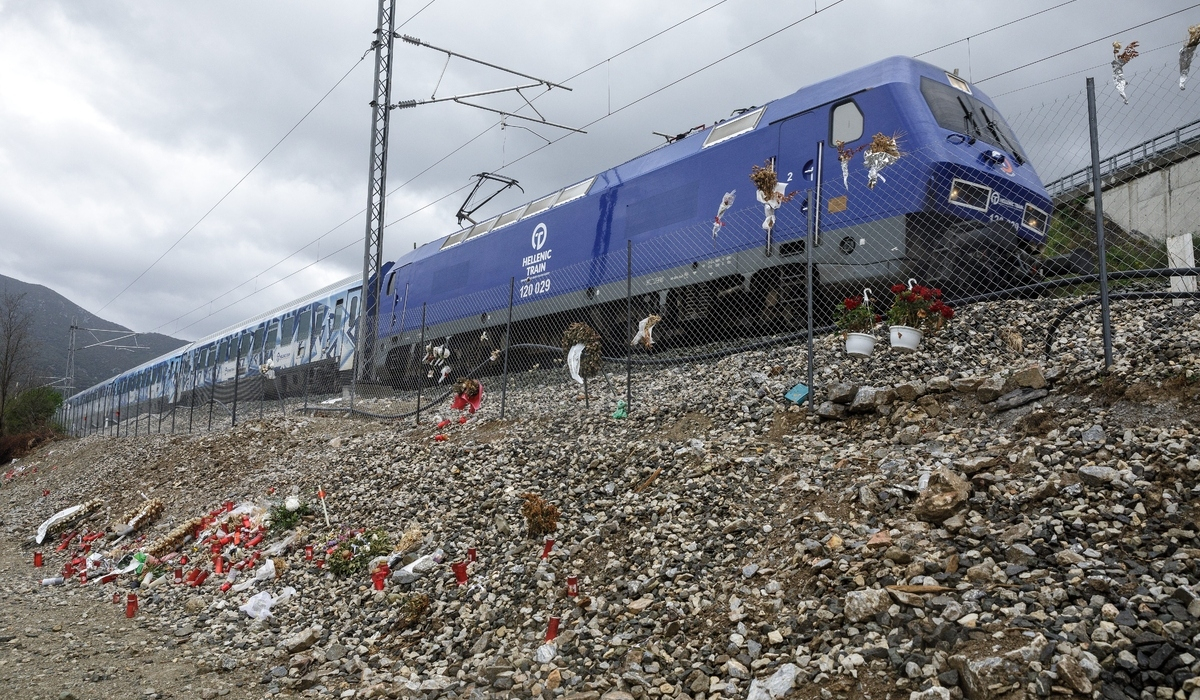 Συγκίνηση στα Τέμπη: Η στιγμή που το Intercity περνά ξανά από το σημείο της τραγωδίας