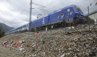 Συγκίνηση στα Τέμπη: Η στιγμή που το Intercity περνά ξανά από το σημείο της τραγωδίας
